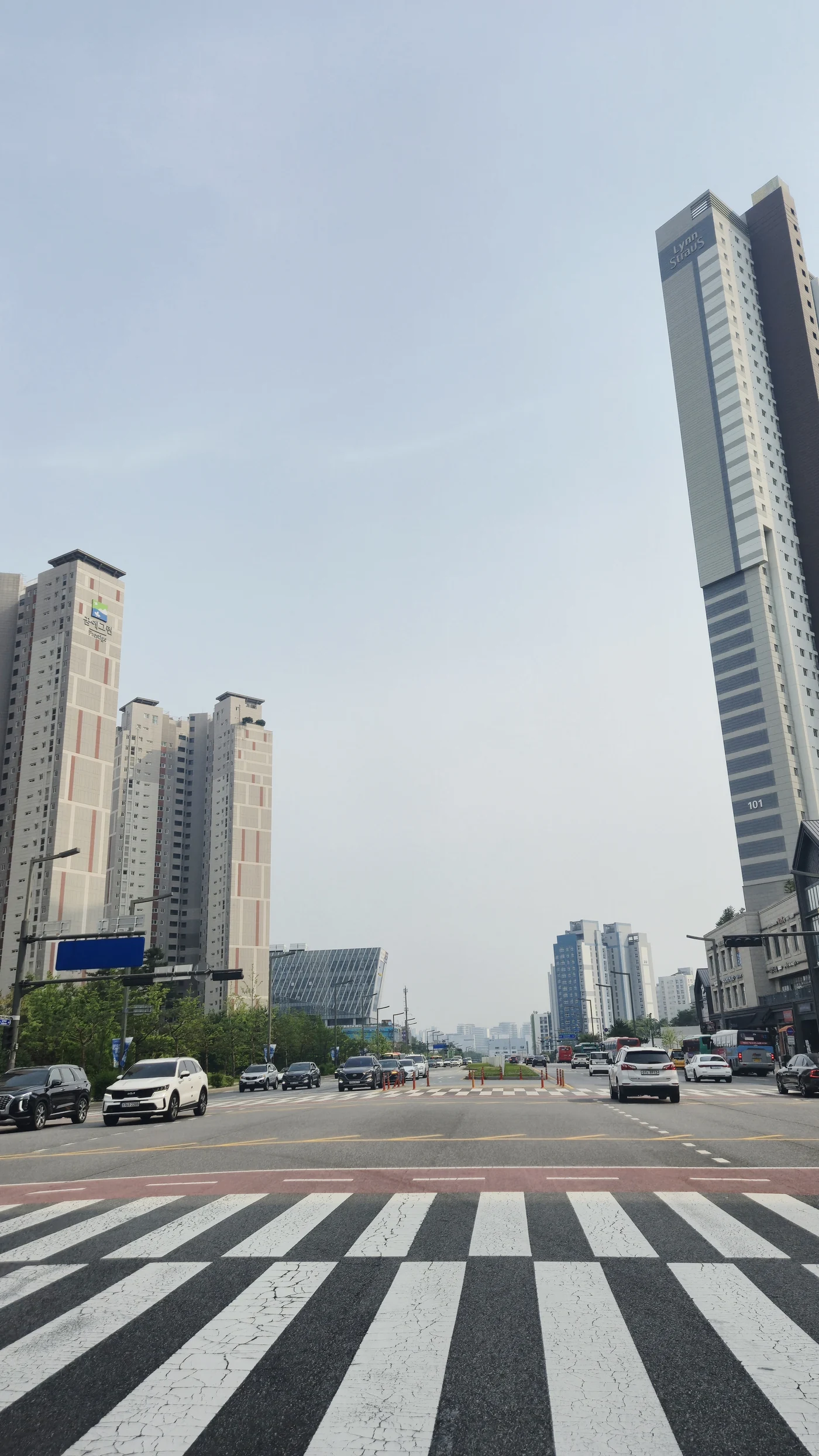 동탄대로의 도로와 주변 건물 전경, 2025년 5월 촬영